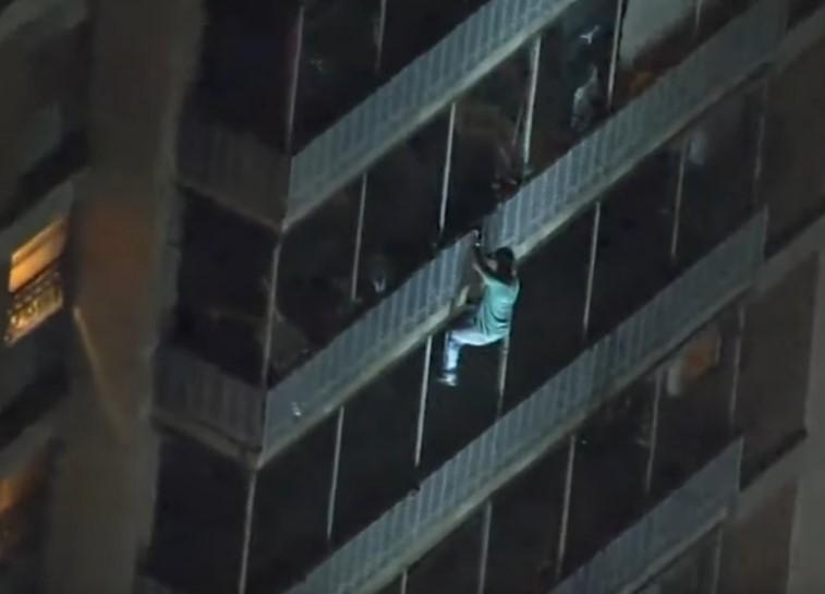 Nevjerovatan snimak: Poput Spajdermana u zgradi od 19. spratova spasio se iz stana koji je gorio