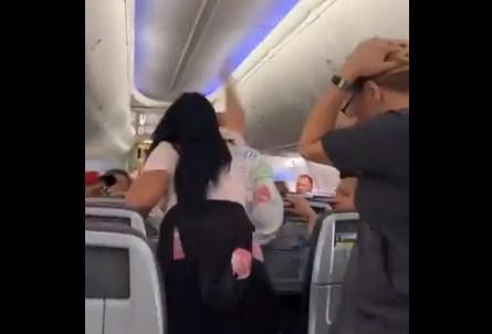 Haos u avionu: Putnica svom dečku razbila laptop o glavu jer je gledao drugu ženu