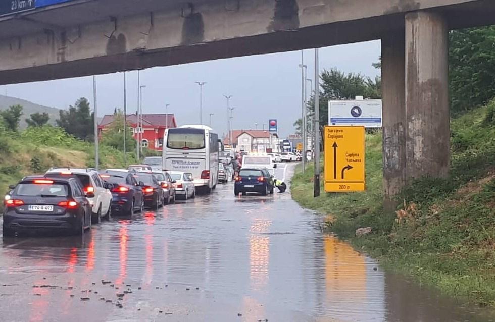 Saobraćaj se teško odvija u Mostaru - Avaz
