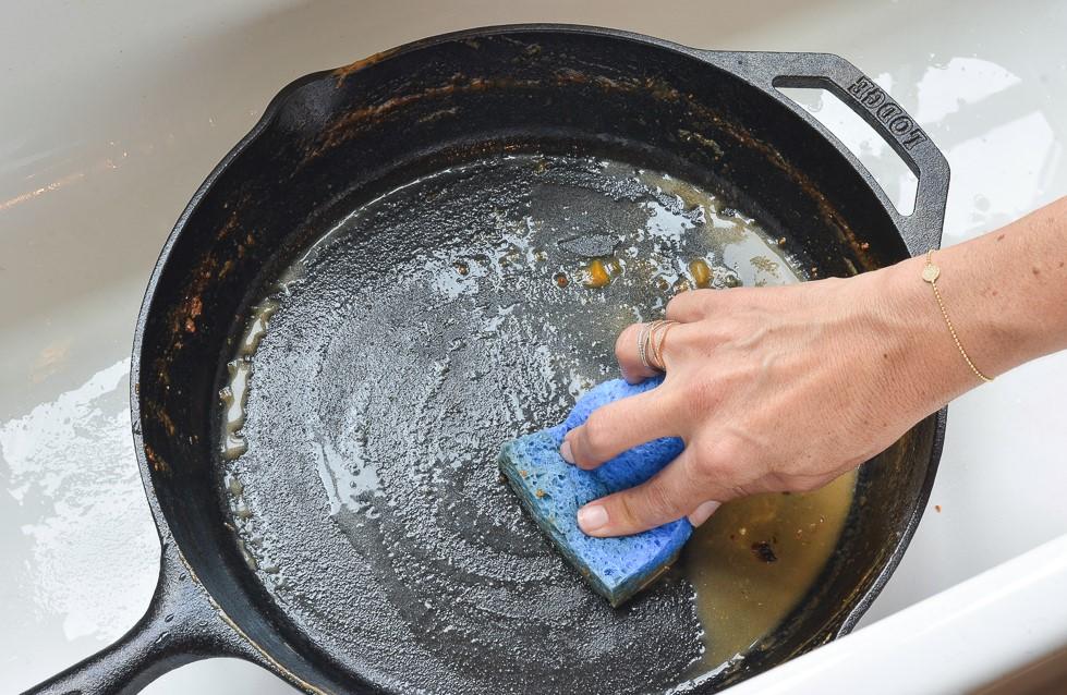 Prljave tave nakon kuhanja ne stavljajte odmah pod vodu - Avaz