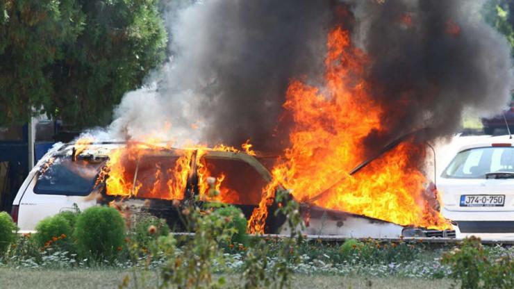Poliveni benzinom: Namjerno zapaljena vozila na Ilidži i u Starom Gradu