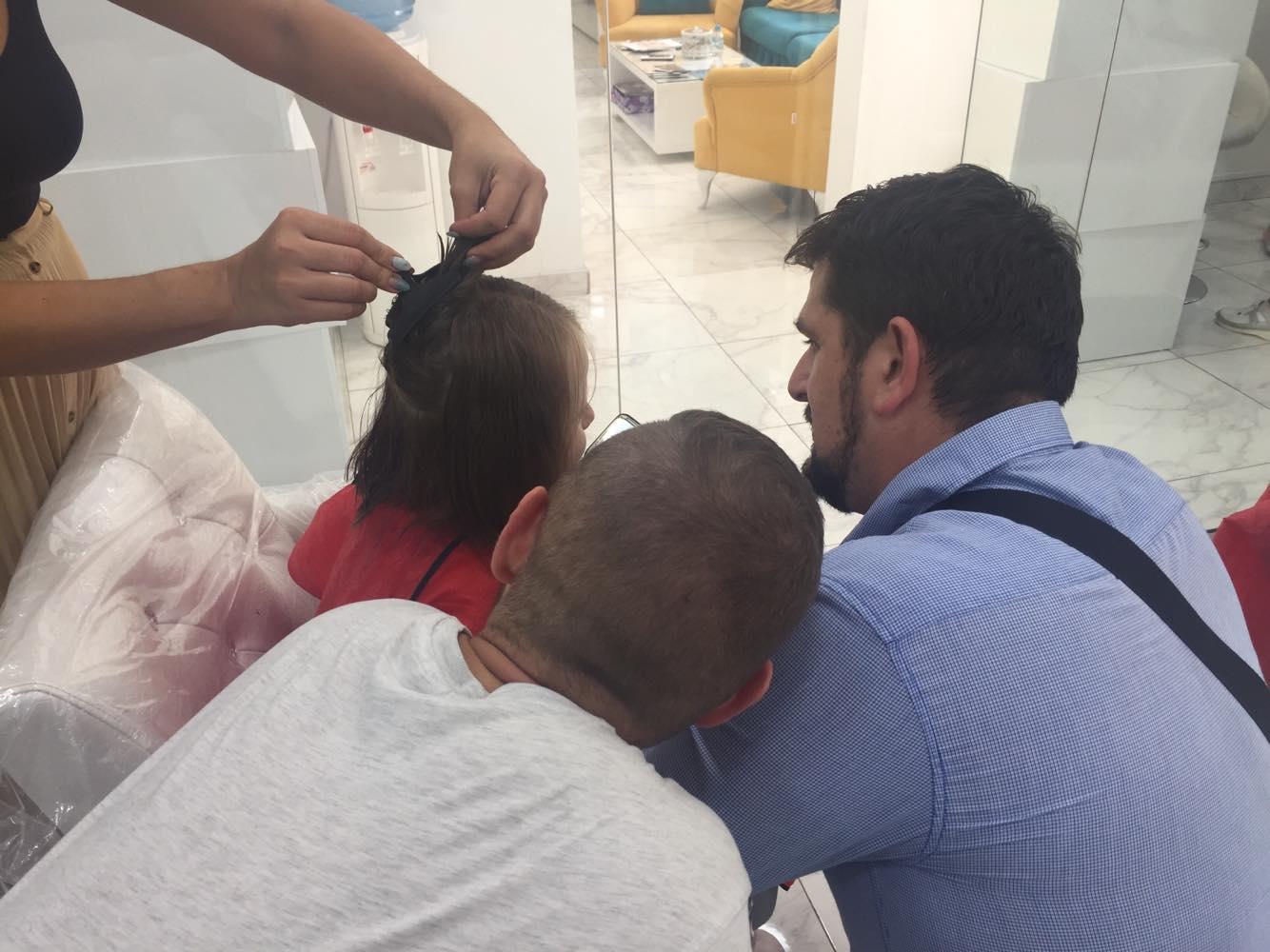 Nije se šišao od rođenja: Mali Nasr donirao kosu Udruženju "Srce za djecu"