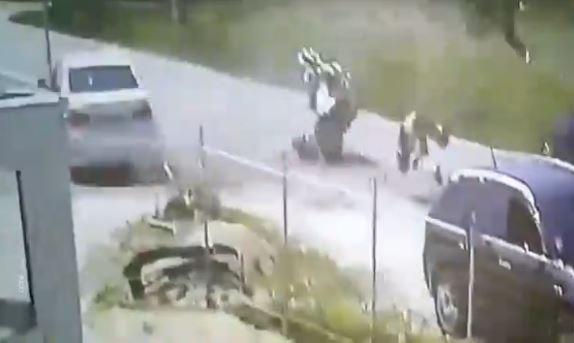 Užas: Automobilom se zakucao u motocikl