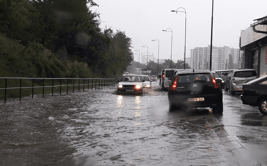 Kiša redovno izazove probleme u saobraćaju - Avaz