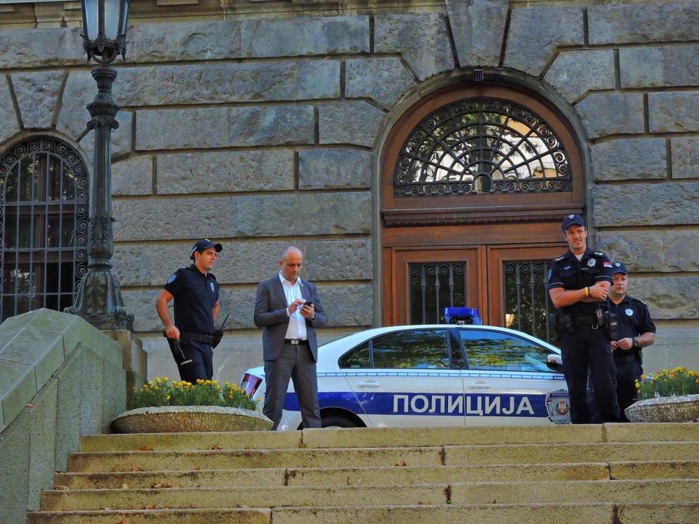 Drama u Skupštini Srbije: Osiguranje pronašlo sumnjiv plavi ranac