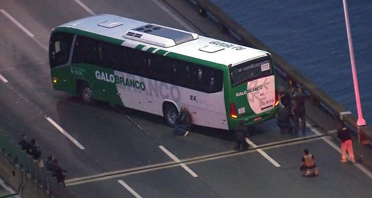 Talačka kriza u Rio de Žaneiru: Naoružani muškarac zarobio putnike u autobusu