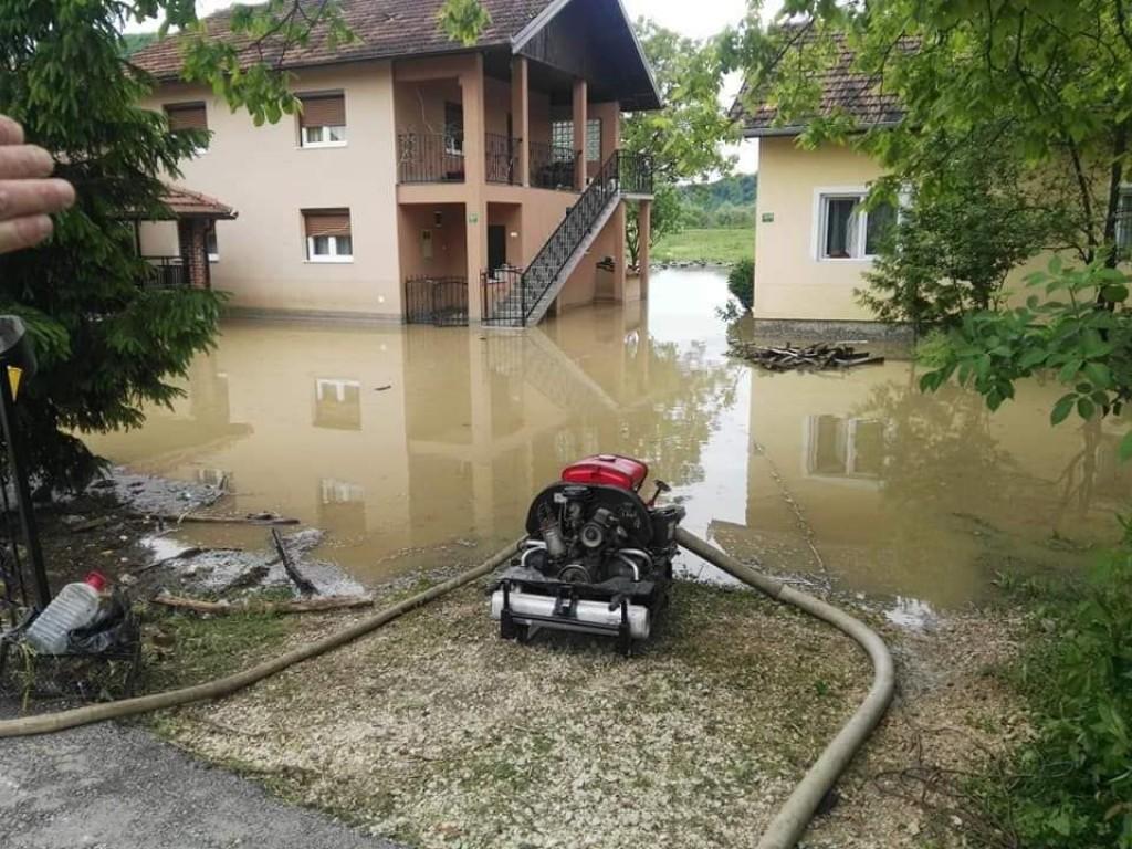 Huskić: U Tešnju poplavljeno 220 stambenih objekata, pokrenuto 20 klizišta
