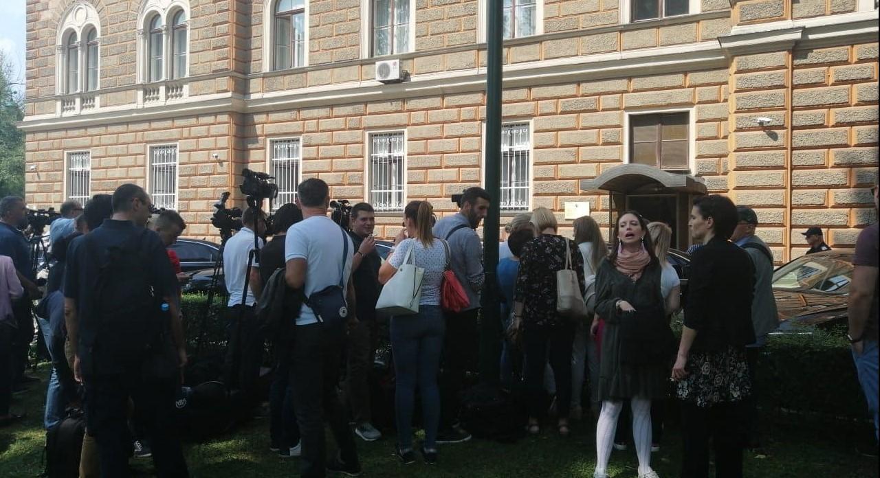 Novinari ispred zgrade Predsjedništva BiH - Avaz
