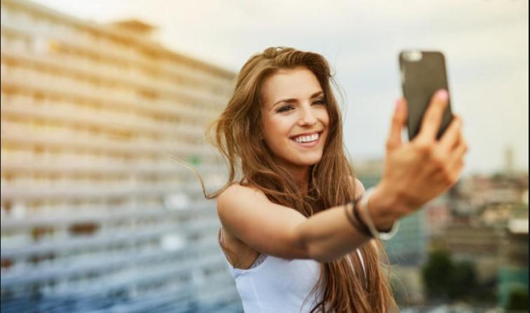 Stavljate puno selfi fotografija na društvene mreže: Nauka kaže da ste usamljeni