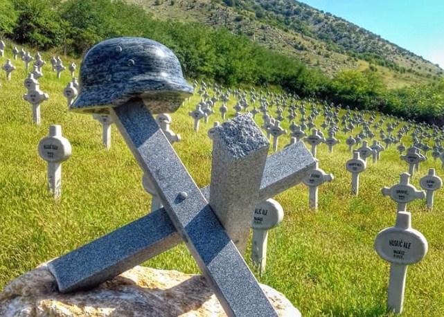 Mađari sačuvali groblje bošnjačkih heroja u svom selu: Zaboravljeni od svih, nosili su sive fesove u ratu, a crvene u miru