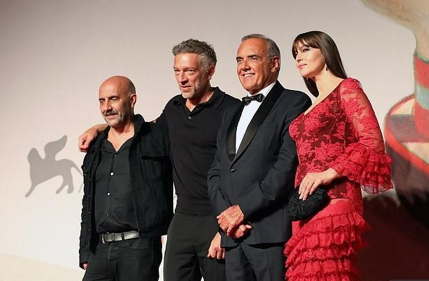 Filmski festival u Veneciji: Monika Beluči blistala na crvenom tepihu dok je pozirala pored bivšeg supruga