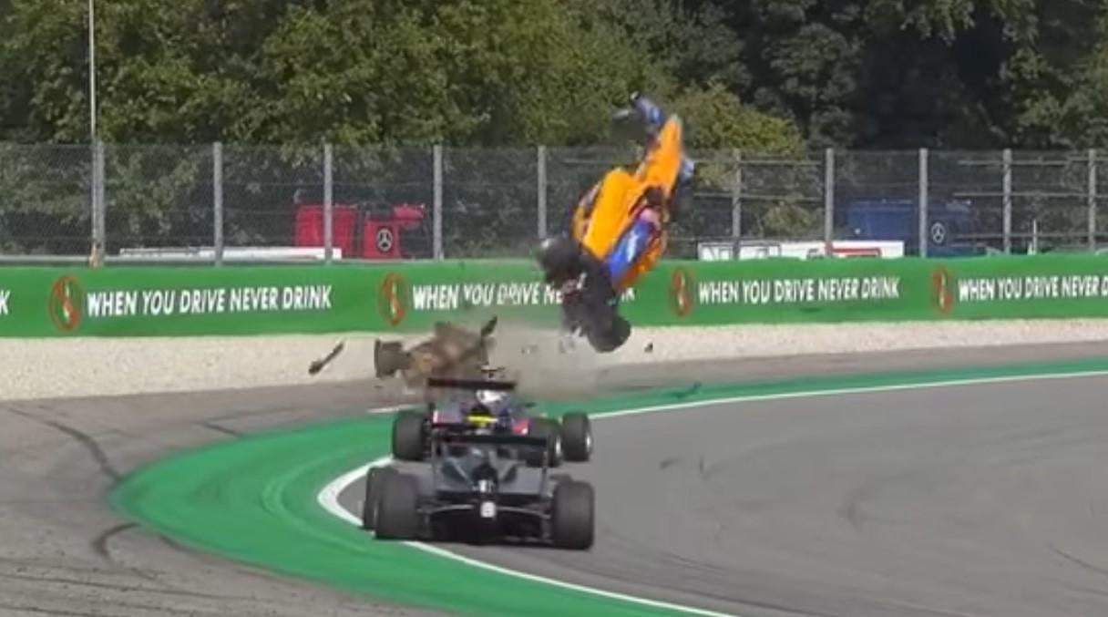 Nesreća u Formuli 3: Aleks Peroni odletio pet metara u zrak!