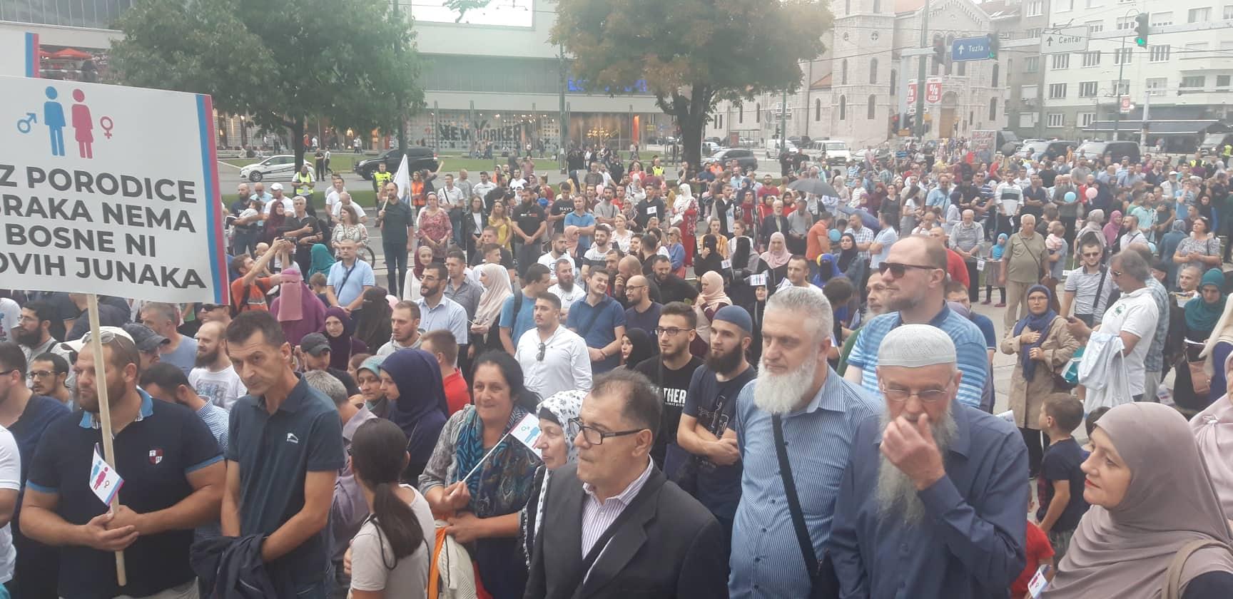 Građani okupljeni protiv povorke ponosa - Avaz