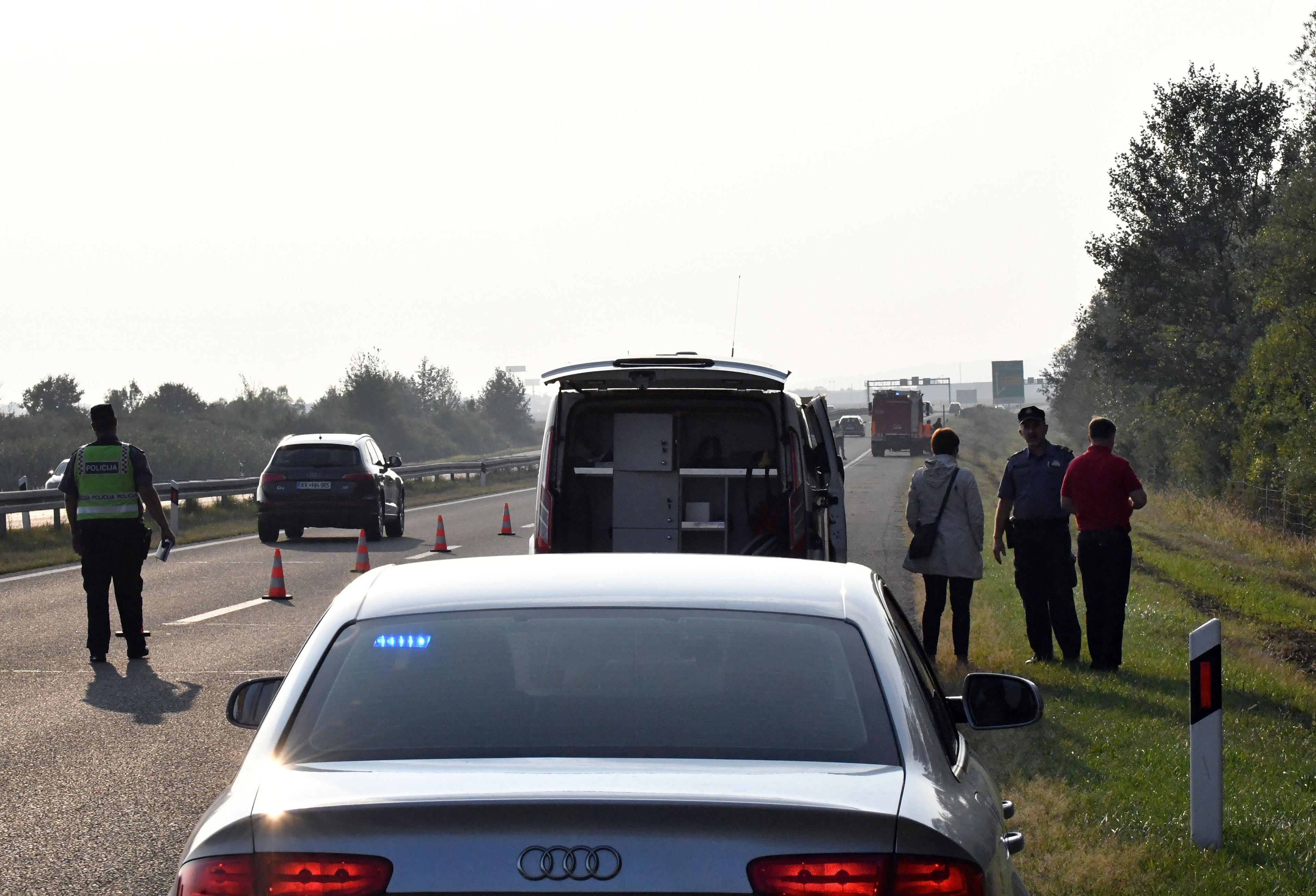S lica mjesta: Automobil sletio u provaliju - Avaz