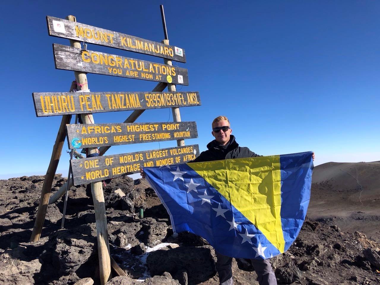 Ali Ahmović sa zastavom BiH na vrhu Kilimandžara