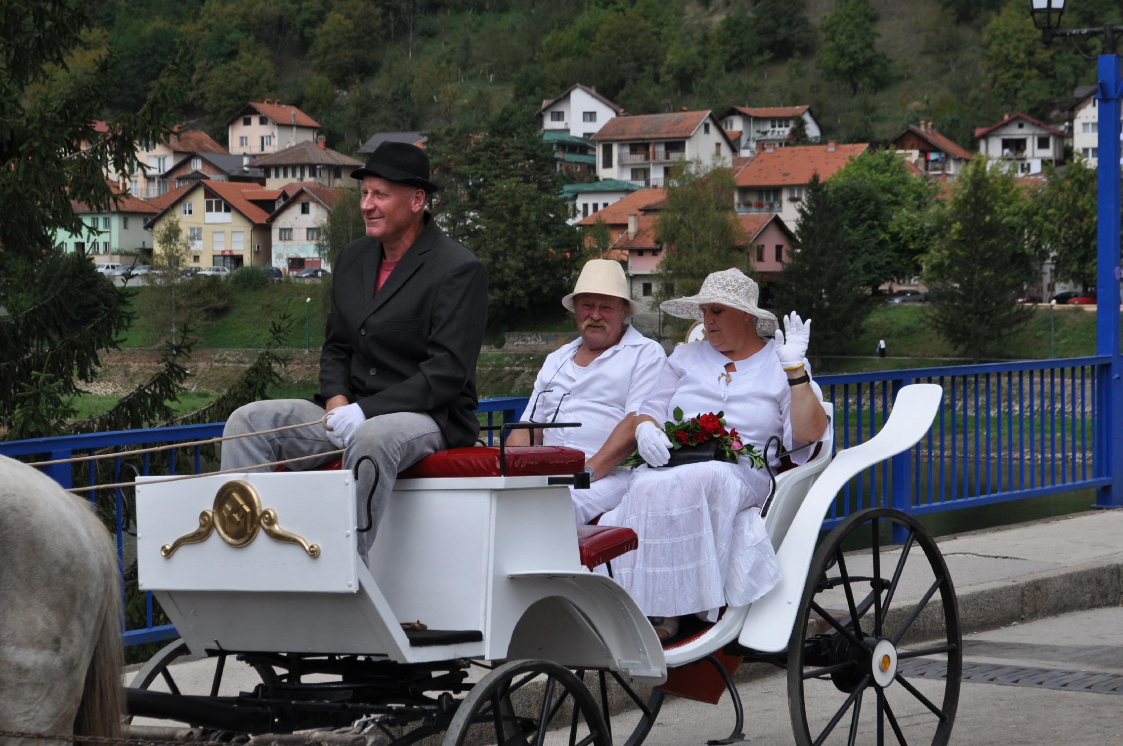 Kao prije 100 godina: Jakub i Mersada u kočiji prošli kroz Goražde, građani ih pozdravljali osmijesima