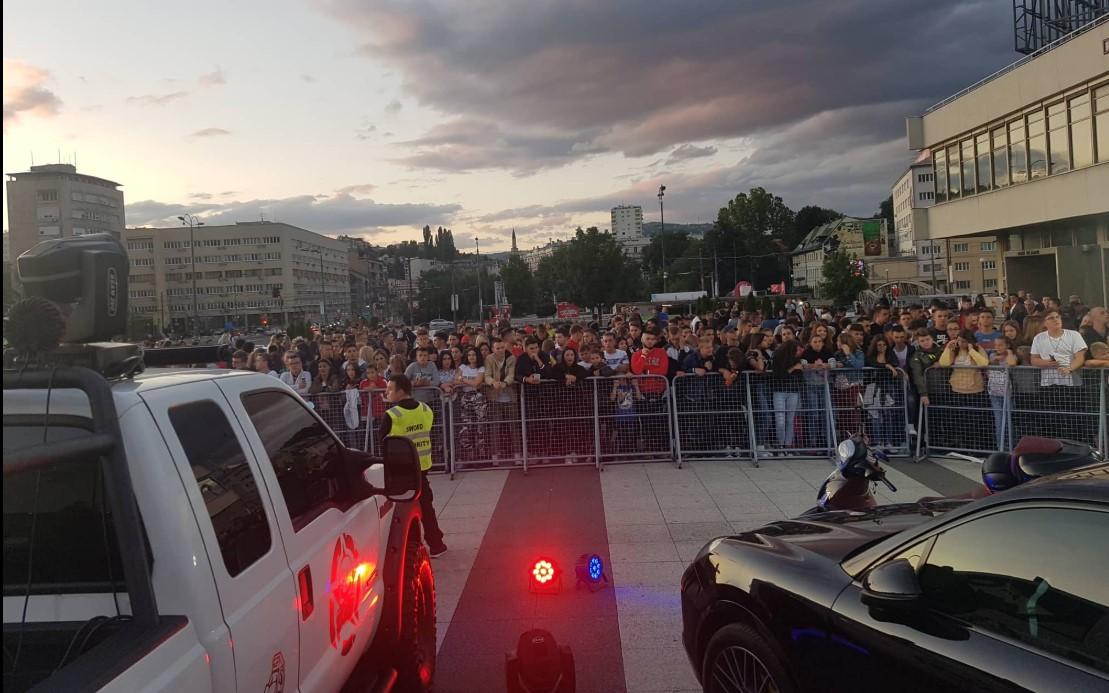 Fanovi počeli dolaziti dva sata prije zvanične promocije - Avaz