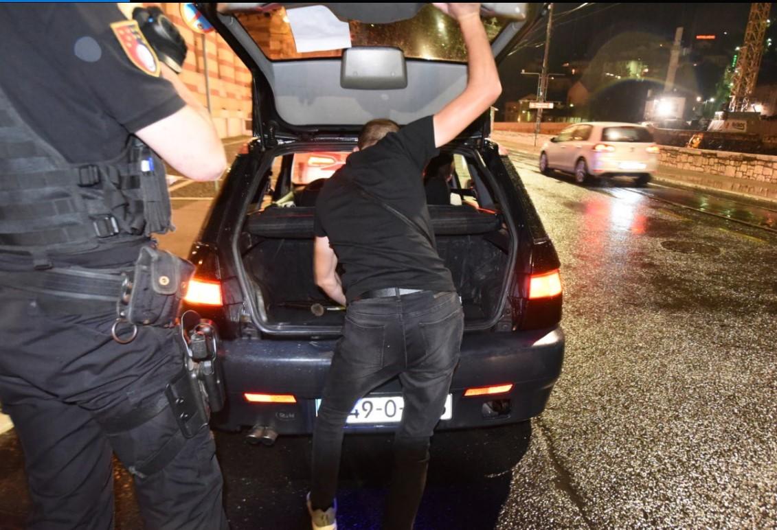 “Avaz” sa specijalcima u starom dijelu Sarajeva: Na Bistriku kod mladog vozača pronašli pištolj