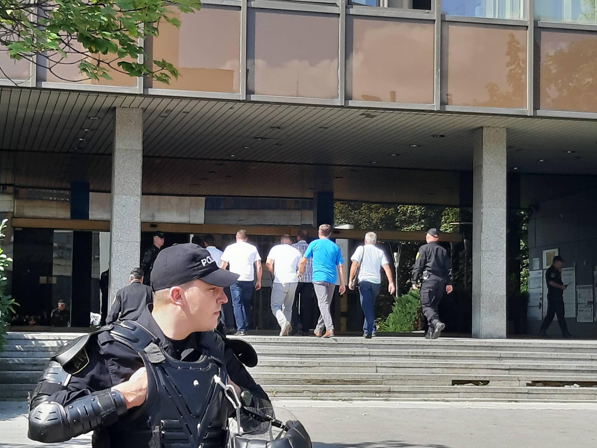 Predstavnici rudara ulaze u zgradu Vlade - Avaz