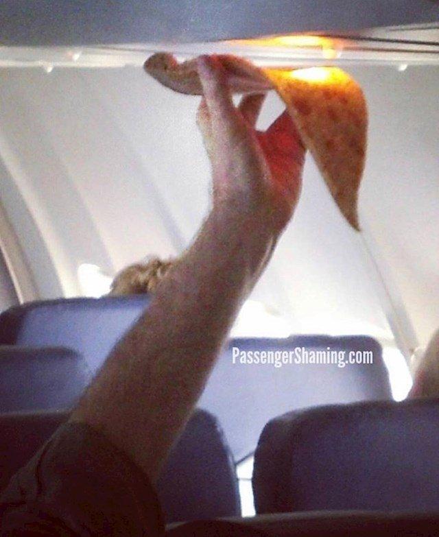 Putnik je htio malo podgrijati pizzu - Avaz