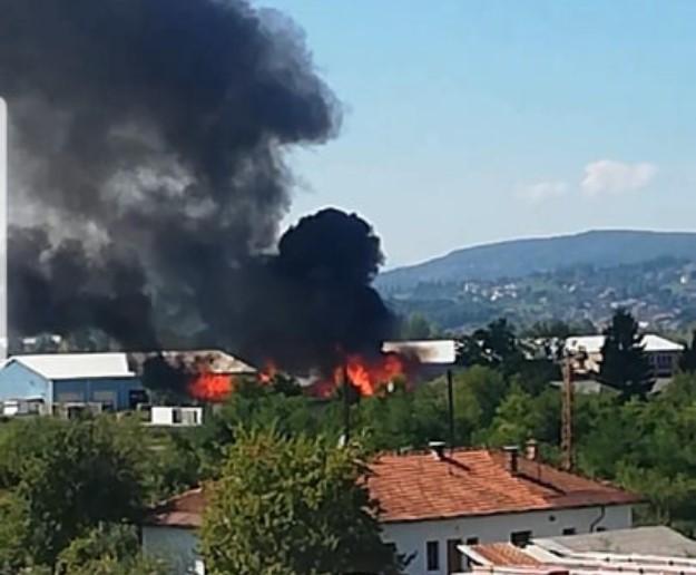 Požar bukti u kasarni u Rajlovcu - Avaz