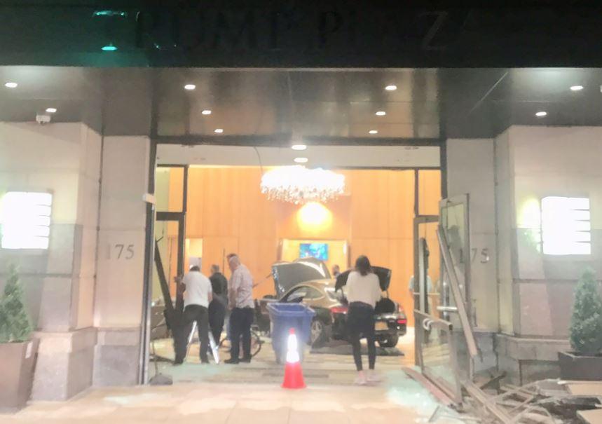 Automobilom se zabio u hol hotela ''Trump Plaza'' u Njujorku