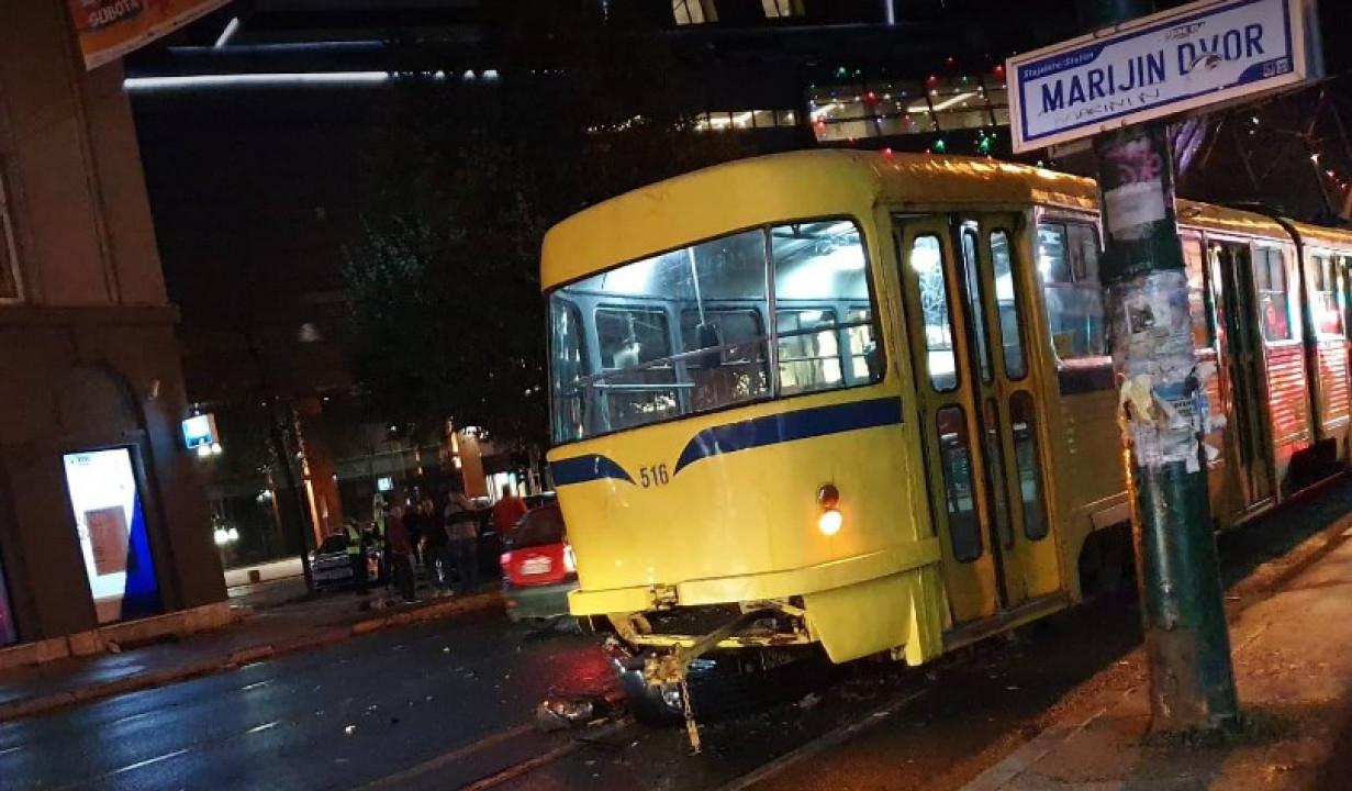 Tramvaj u koji je udario automobil - Avaz