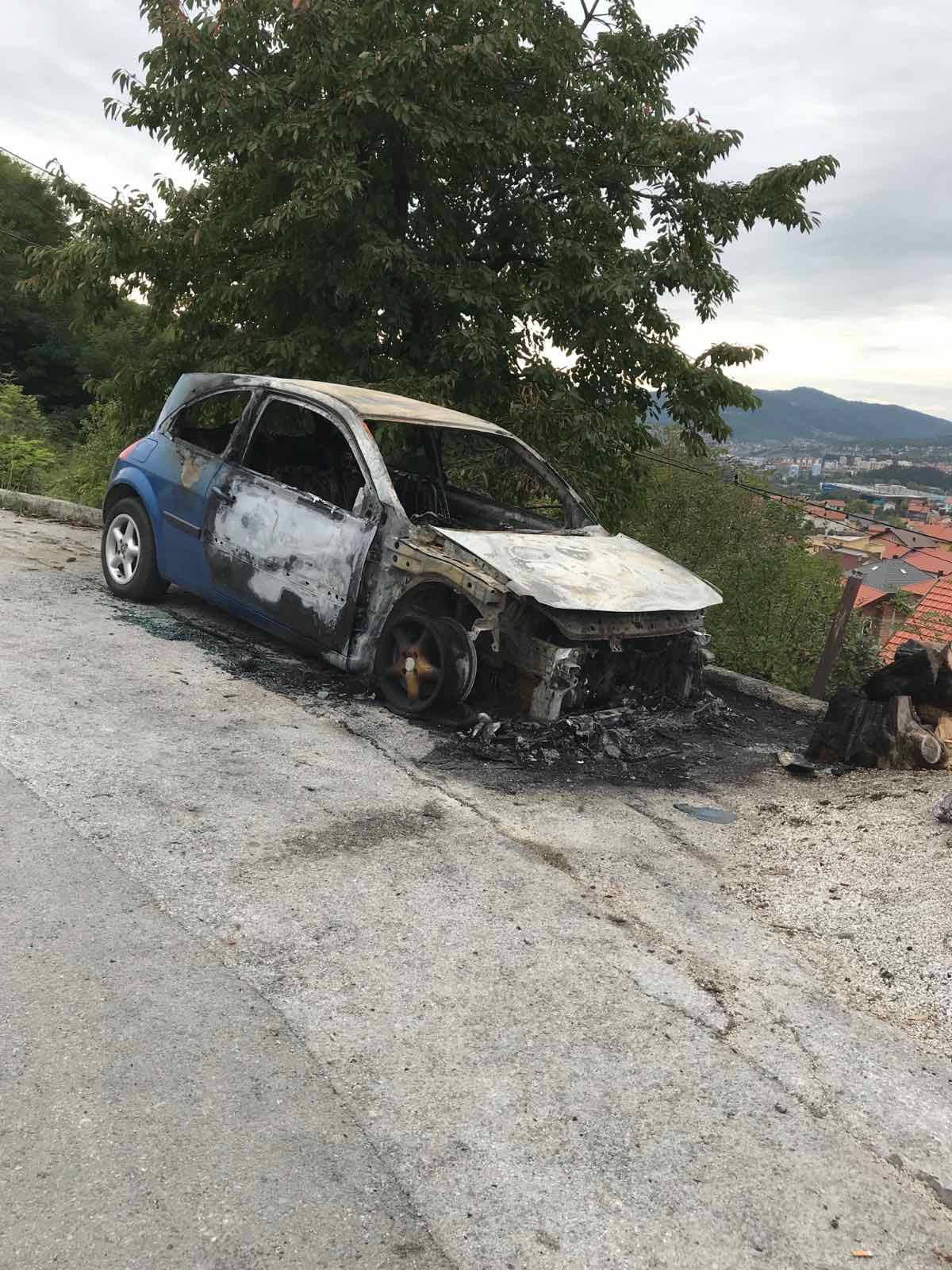 Zapaljeno vozilo - Avaz