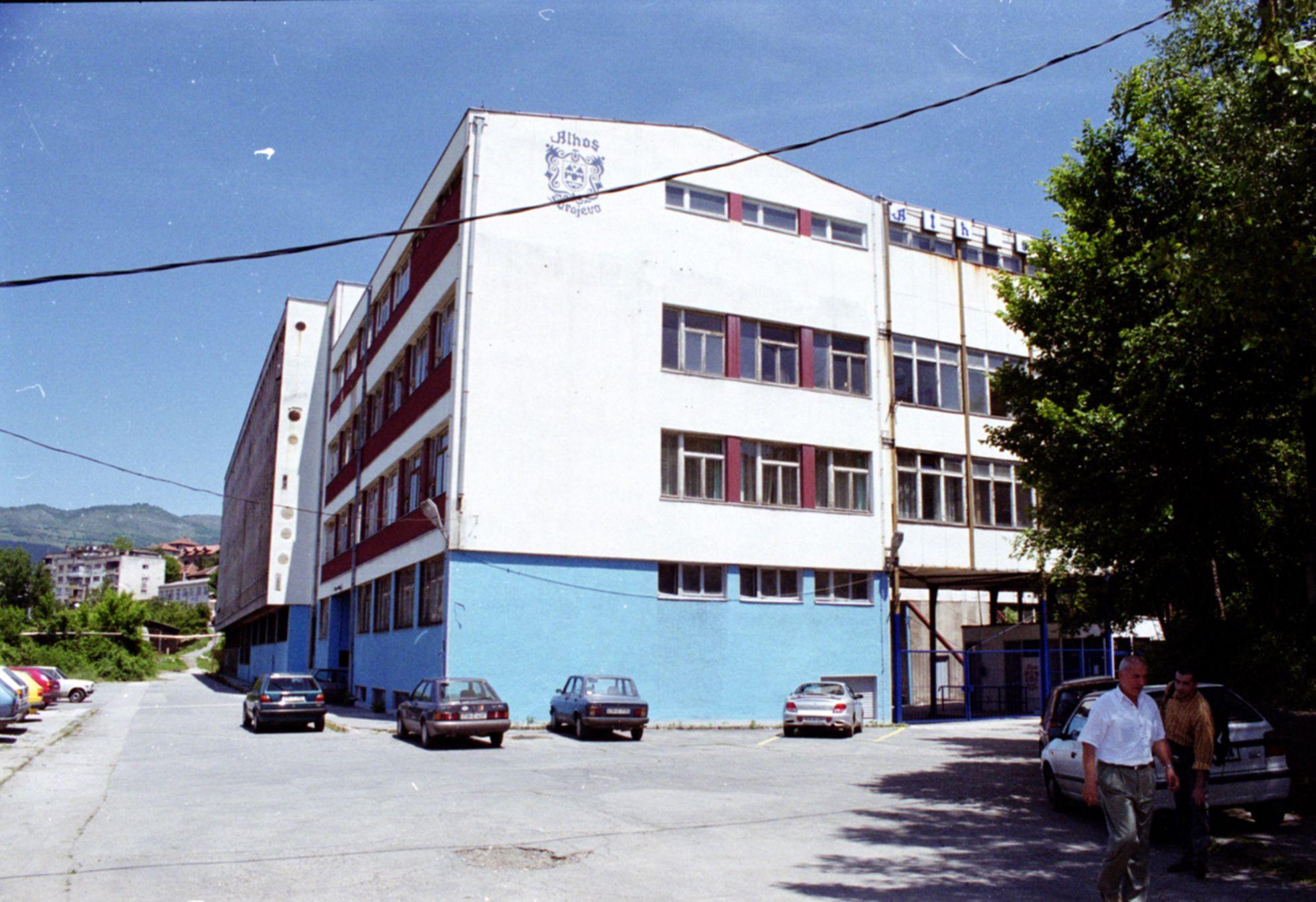 Nekadašnja zgrada „Alhosa“,  ispred  koje se jasno vidi da  prolazi  Tešanjska ulica  (Foto: Arhiv) - Avaz