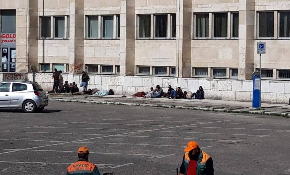Migranti mirno sjede i gledaju kako aktivisti kupe smeće za njima - Avaz
