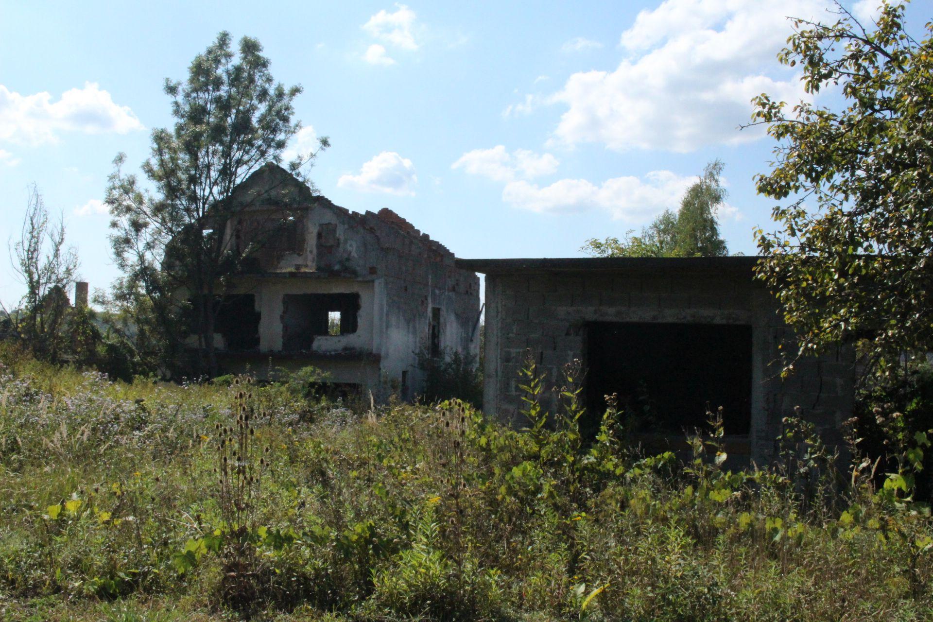 Česte slike od Doboja do Bosanskog Broda: Spaljene kuće zarastaju u šiblje - Avaz