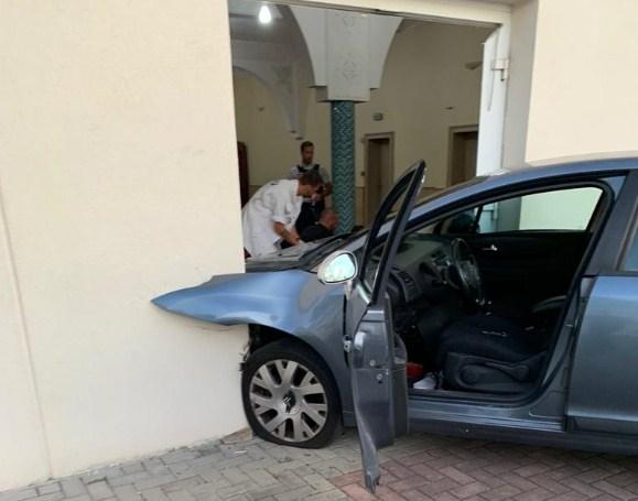 Automobil ostao zaglavljen na vratima - Avaz