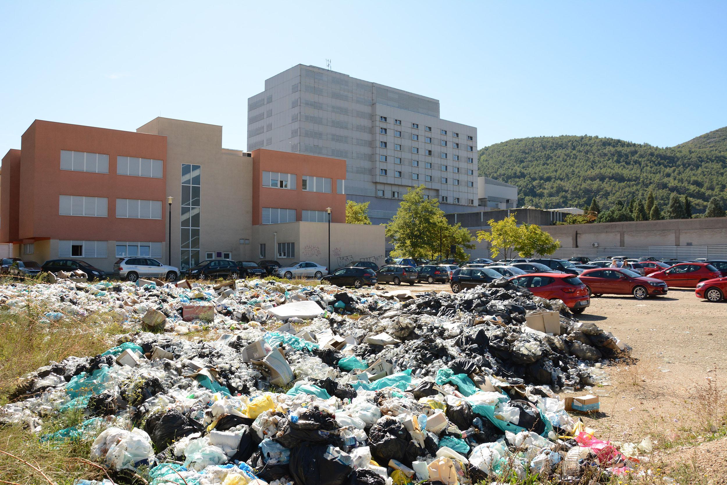 Mostar: Velike količine otpada kod bolnice - Avaz