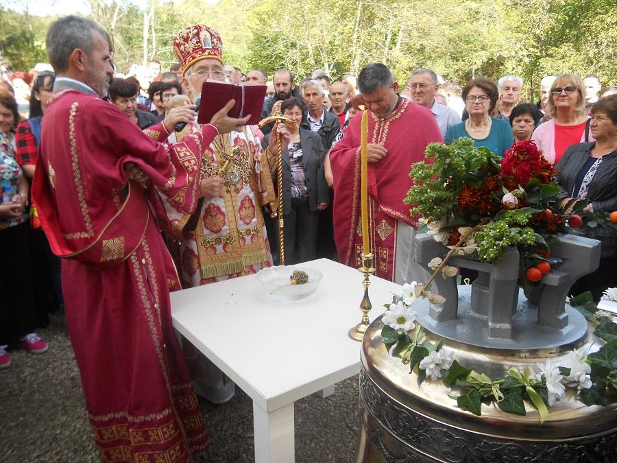 Vladika Konstantin osvećuje zvona i krstove - Avaz