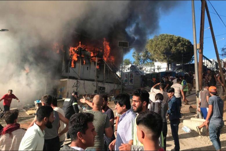 Požar izbio u grčkom izbjegličkom kampu, najmanje jedna žena mrtva