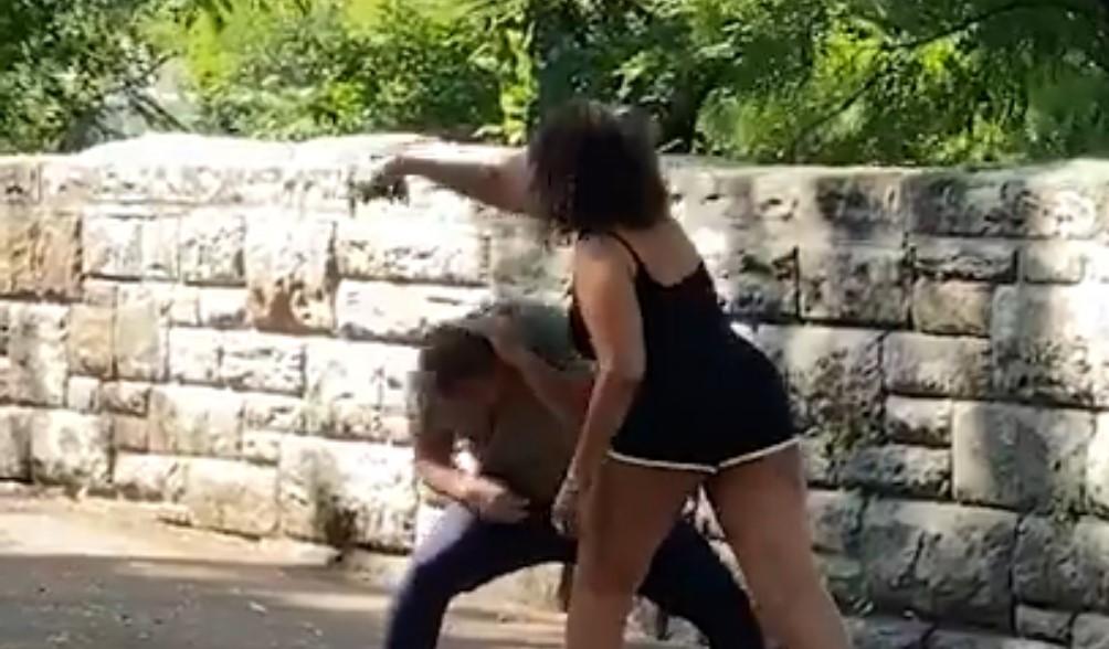 Video postao hit: Vukla momka po parku kako bi otključala njegov telefon