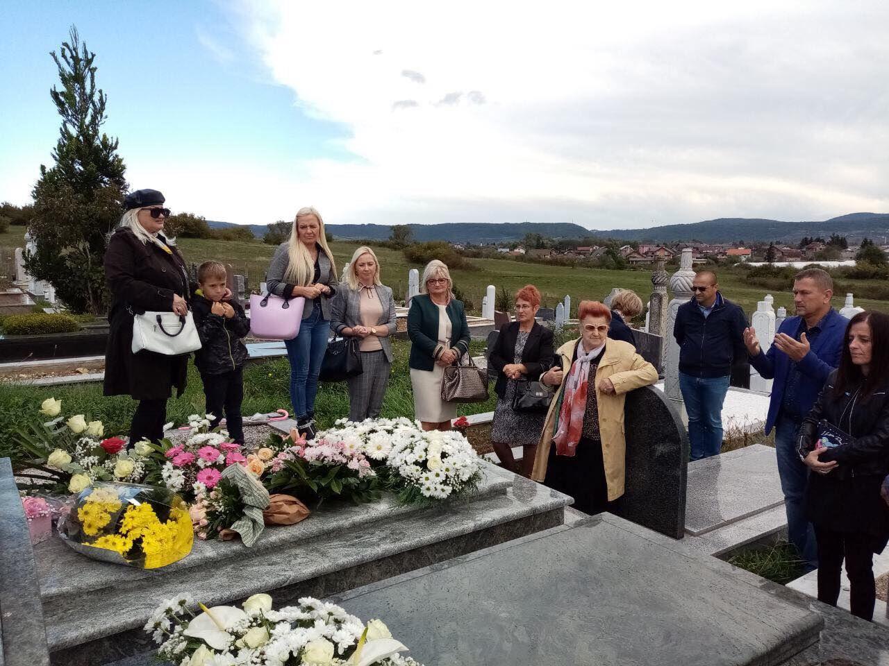 Majka Ajka s članovima porodice i prijateljima jučer na kćerkinom grobu - Avaz
