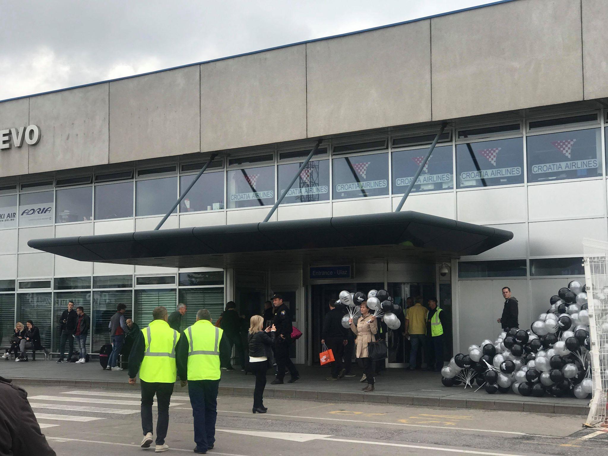 Baloni na ulazu u Aerodrom - Avaz