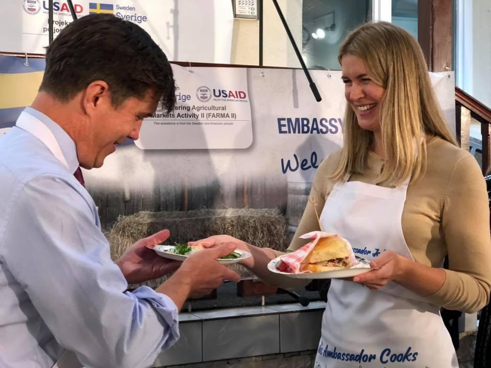 Svaka čast: Ambasadori SAD i Švedske pripremali tradicionalna jela