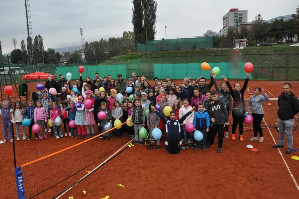 Polaznici škole tenisa sa predstavnicima Općine Centar na "Veselom danu tenisa" - Avaz