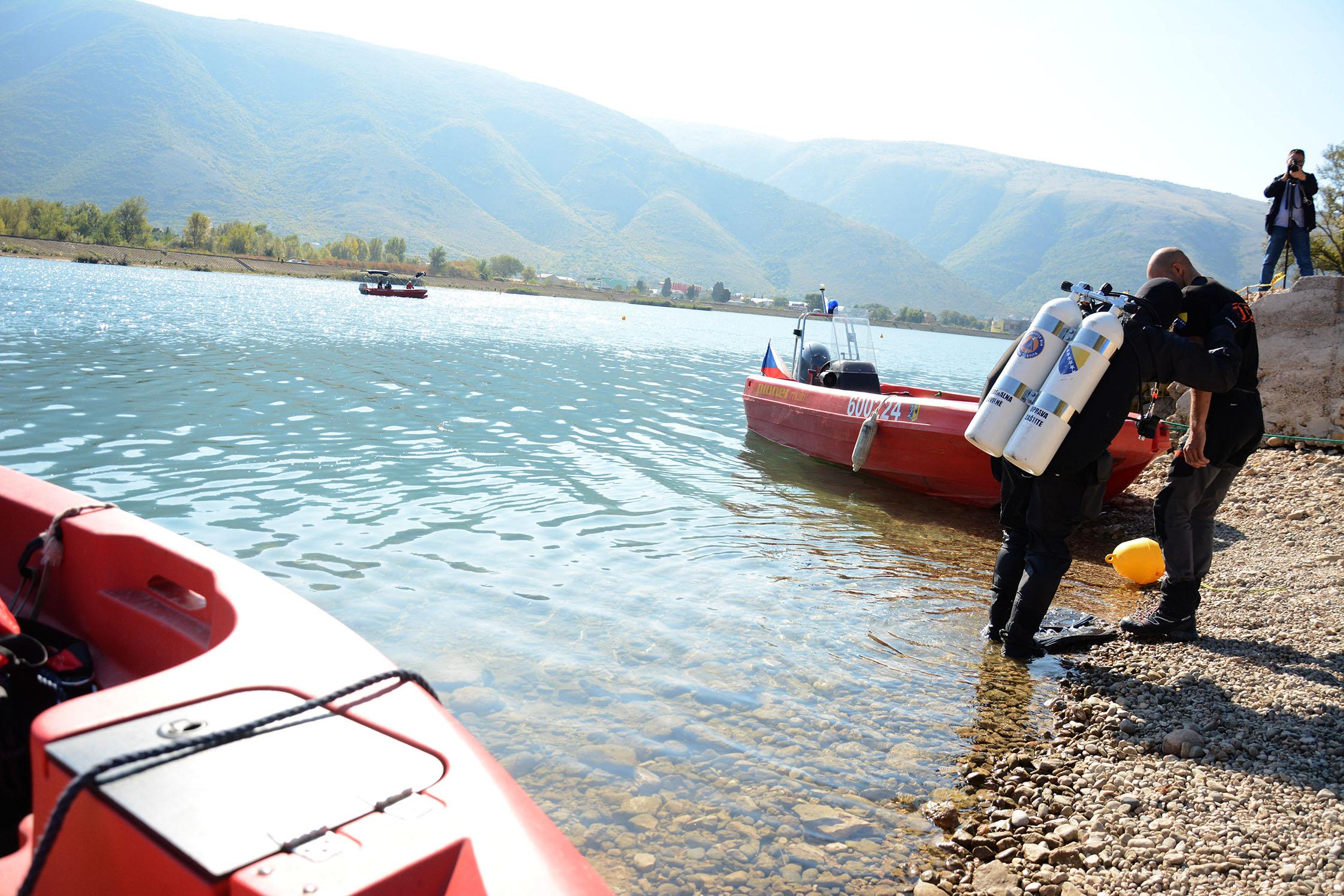 Akcija čišćenja Mostarskog jezera od neeksplodiranih ubojnih sredstava - Avaz