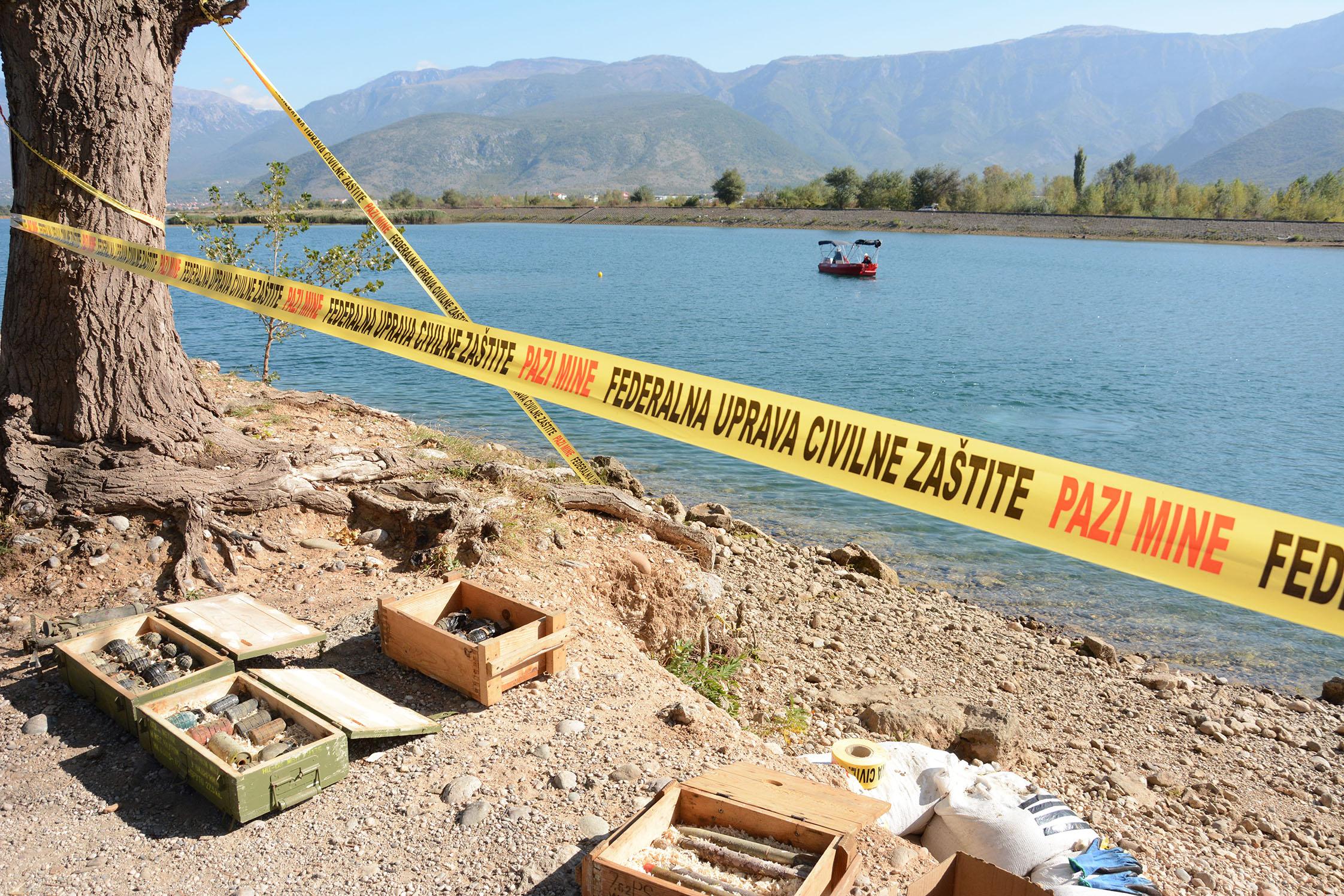 Akcija čišćenja Mostarskog jezera od neeksplodiranih ubojnih sredstava - Avaz