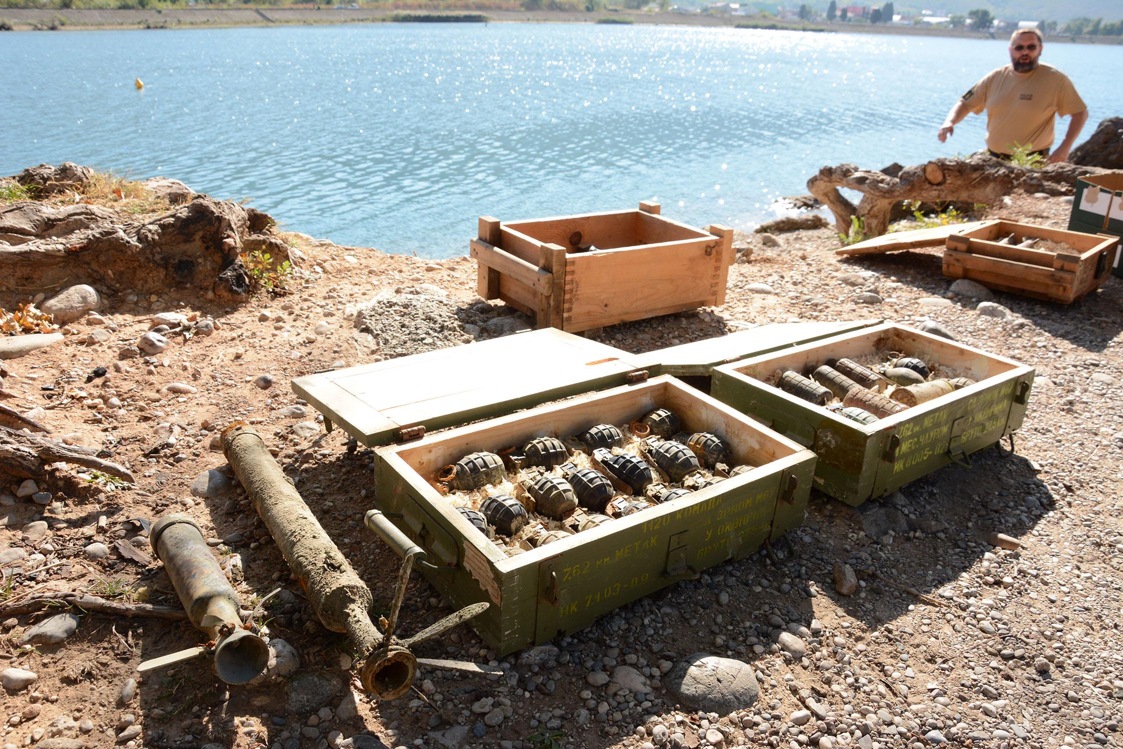 Iz Mostarskog jezera izvađene velike količine municije