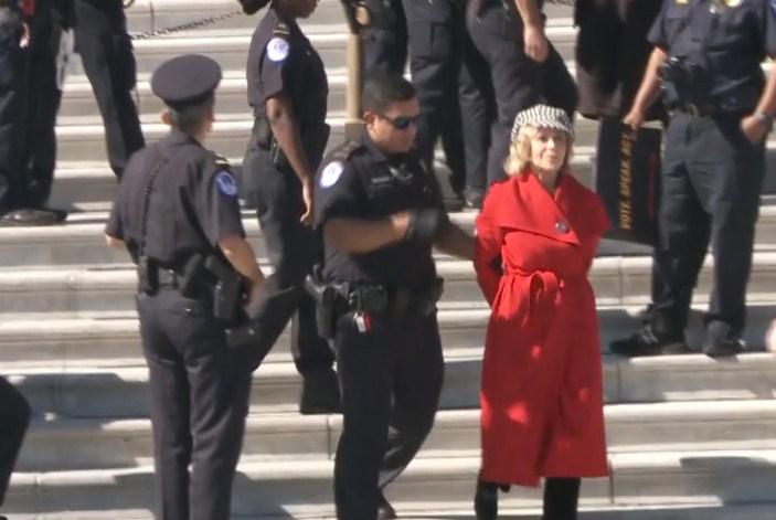Uhapšena američka glumica Džejn Fonda: S lisicama na rukama odvedena u policiju