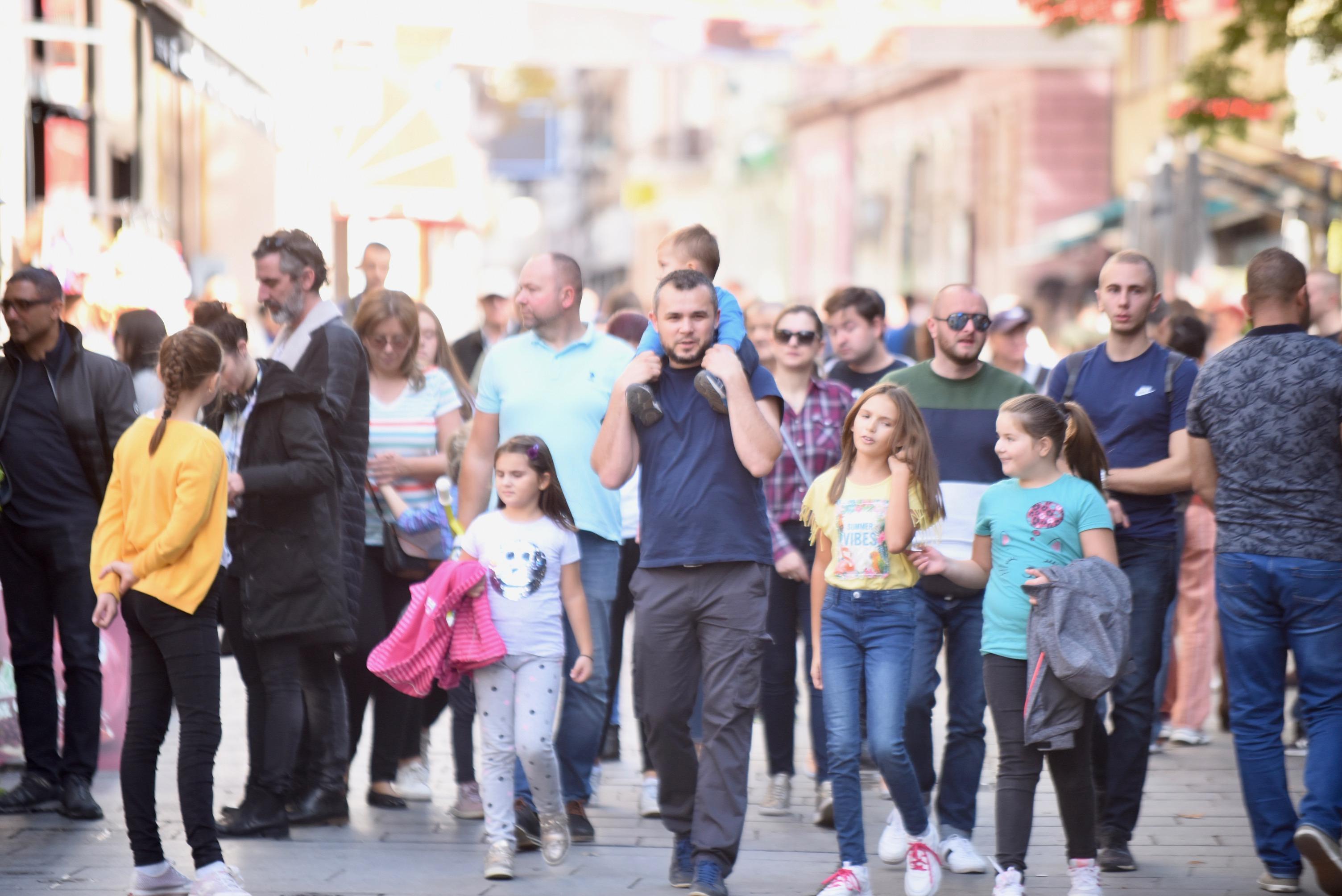 Vikend u Sarajevu: Šetači uživaju u suncu i toplom vremenu