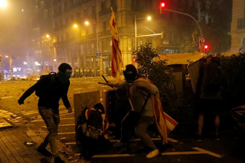 Neredi u Kataloniji se ne smiruju: Vatra na ulicama, demonstranti se sukobe s policijom