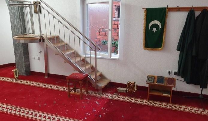 Razbijen prozor na džamiji - Avaz