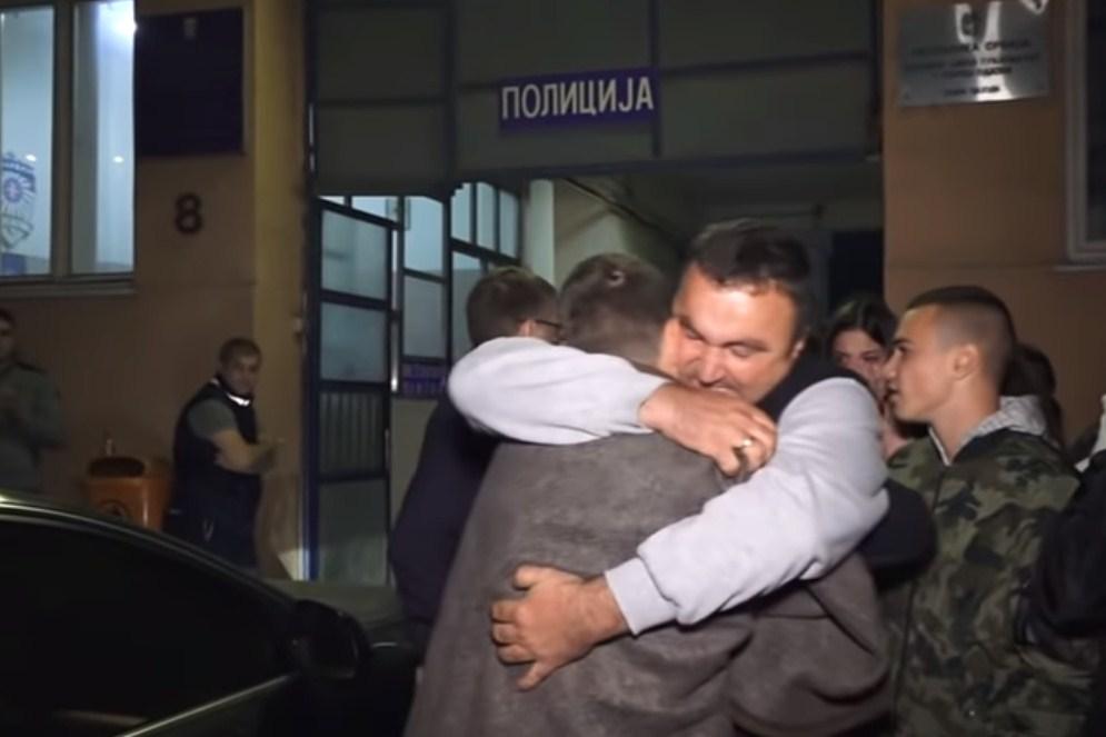 Pogledajte dirljiv susret dječaka Petra Mitrovića s roditeljima nakon otmice: Lice otečeno, krvavo i u modricama