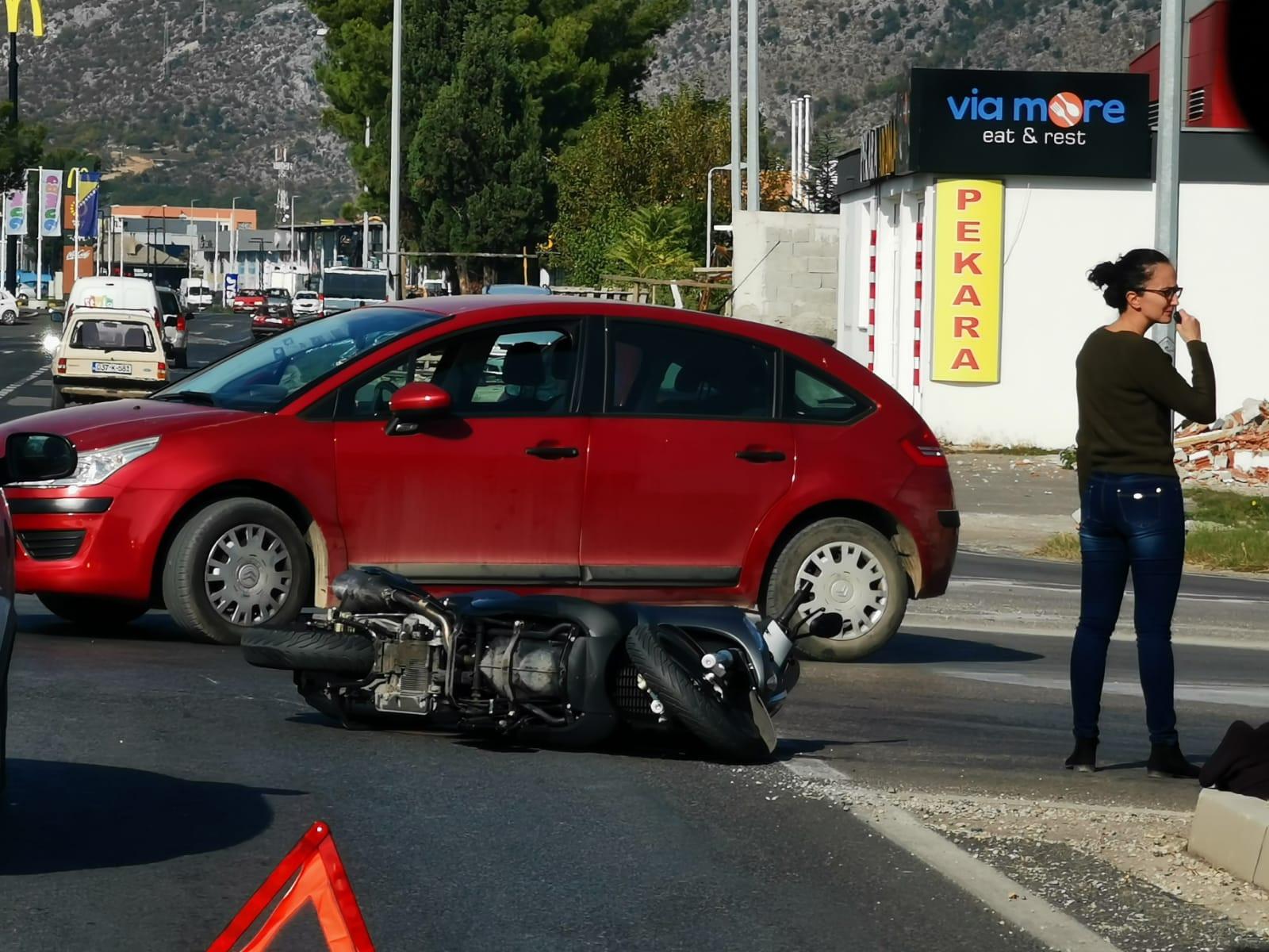 Automobil i motocikl se sudarili na izlazu iz Mostara - Avaz
