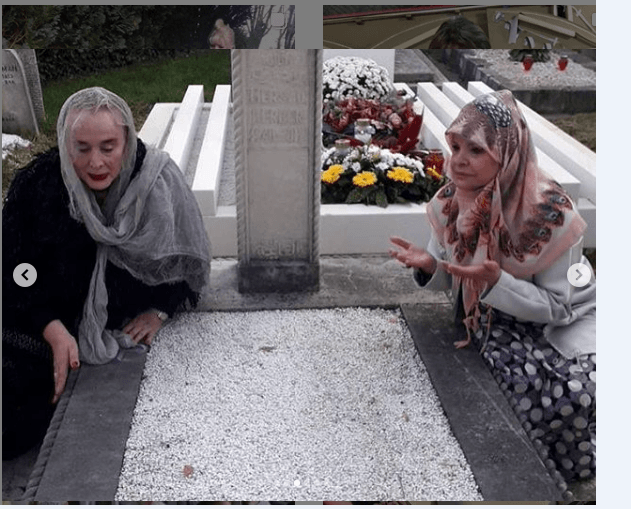 Ada Berber i Hanka Paldum na mezaru Mersada Berbera - Avaz